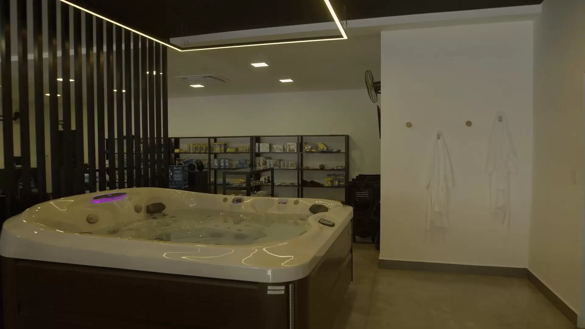 PA_Assis_SP_Show_room_jacuzzi-min
